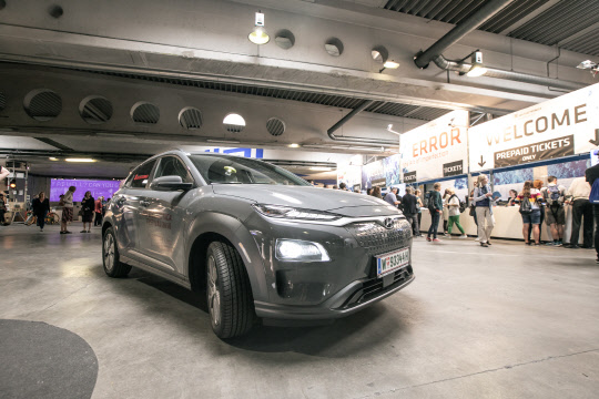 현대자동차는 지난 6일부터 오스트리아 린츠에서 개최된 미디어아트 축제인 '아르스 일렉트로니카 페스티벌'에 의전 차량을 지원했다고 10일 밝혔다. 아르스 일렉트로니카 페스티벌에 행사 공식 차량으로 제공된 현대차 코나 일렉트릭. <현대자동차 제공>